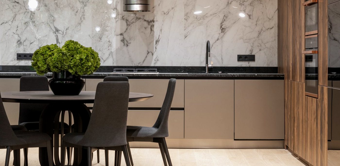 Marble kitchen splashback above a dark stone worktop